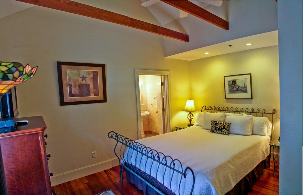 Night Swan Intracoastal Bed & Breakfast 新士麦那海滩 外观 照片